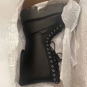Steve Madden boots brand new never worn size 8.5